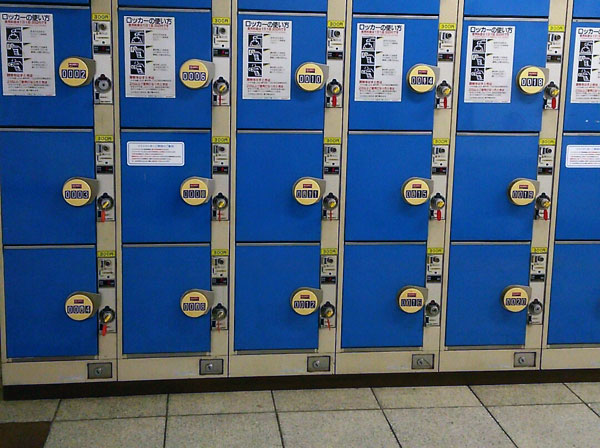 京都駅に着いたら手荷物はコインロッカーや荷物預りサービスを利用しましょう